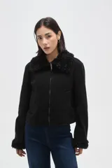 Campera negra de corte recto con cierre frontal, cuello y puños con detalle de piel sintética, y bolsillos laterales.