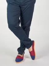 Alpargata de lona color crudo con puntera verde y suela de goma color caramelo.