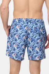 Short de baño clásico con estampado de hojas en tonos celeste y rosa, cintura elástica con cordón ajustable, dos bolsillos laterales y suspensor de malla fina.