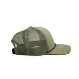 Gorra tipo trucker color negro, con paneles traseros de malla, visera curva y cordón decorativo en la base de la corona. Presenta un logo bordado en blanco en el panel frontal.