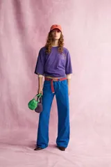 Camiseta corta de efecto lavado, de color morado, con cuello redondo, manga corta y detalle de texto multicolor a contraste en el pecho. Colección especial Fruit of the Loom y Zara.