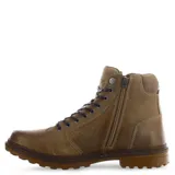 Bota de cuero color marrón con diseño acordonado y cierre lateral. Presenta detalles en cuero oscuro en la lengüeta y el cuello, con suela dentada de goma.