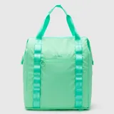 Mochila cooler de diseño funcional en color verde menta, con correas de hombro reforzadas y bolsillo frontal con cierre. Fabricada en poliéster con interior térmico.