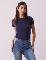 Remera azul marino de algodón y viscosa, de corte clásico y manga corta.