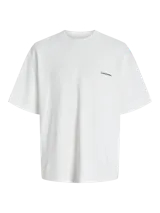 Remera blanca de manga corta y cuello redondo, confeccionada en tejido texturizado con un pequeño estampado tipográfico negro en el pecho.