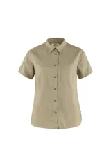 Camisa de manga corta color arena, con cuello clásico, cierre frontal con botones y bolsillo en el pecho.