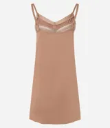 Camisón corto color rosa pálido o nude, con tirantes finos ajustables y escote en V adornado con capas de encaje en forma de chevron.