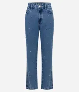 Pantalón de jeans de corte recto, color azul medio, con detalles de strass aplicados en los bolsillos delanteros.