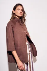 Cárdigan marrón de tejido de punto con cuello alto, manga 3/4 y cierre frontal con botones.