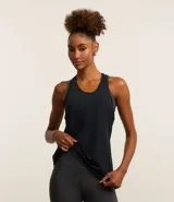 Musculosa deportiva tipo nadador, color negro, confeccionada en microfibra con textura perforada y escote en U. Presenta un corte holgado con un pliegue en la espalda.