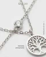 Collar de plata con dije circular calado representando el árbol de la vida y dos pequeñas circonias engastadas en la cadena.