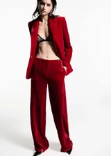 Pantalon de vestir de corte recto y tiro alto, confeccionado en tejido de terciopelo color rojo. Presenta cierre de cremallera en la parte posterior y trabillas para cinturón.