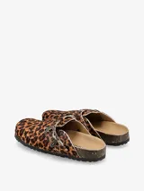 Mules con estampado animal print, suela de corcho y hebilla lateral plateada.