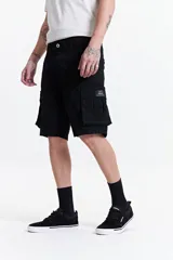 Bermuda cargo negra de tela resistente con pasacinto.