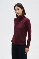 Polera de manga larga con cuello alto, confeccionada en tejido de punto suave.