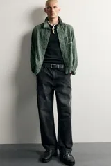 Pantalón jeans de corte relaxed fit, color celeste con efecto lavado, de estilo carpintero con bolsillos laterales y presillas de herramientas.