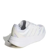 Championes urbanos Adidas modelo Adirok, color blanco, con tecnología Cloudfoam en la entresuela para mayor amortiguación. Presentan un diseño de malla transpirable con refuerzos sintéticos y las icónicas tres tiras de la marca en los laterales.