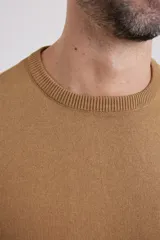 Sweater de punto liso, color azul, con escote redondo y manga larga.