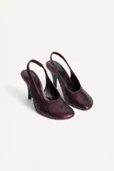 Zapato de tacón destalonado con acabado en abalorios, escote redondo y punta redonda, con tacón alto fino.