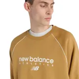 Buzo de cuello redondo New Balance, color mostaza, con mangas raglán y detalle de costura blanca. Presenta el logo de la marca estampado en el pecho.