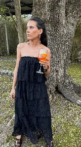 Vestido midi strapless de encaje azul marino, con diseño de volados en capas superpuestas.