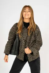 Campera verde con estampado animal print, cuello camisero, cierre con botones y bolsillos frontales.