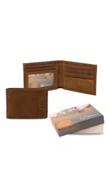 Billetera de cuero color marrón claro con diseño de triple pespunte horizontal y detalle de logo grabado en el lateral.