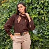 Blusa de manga larga con cuello mao y cierre frontal de botones. Presenta mangas abullonadas con puños ajustados y un diseño de corte clásico.