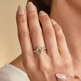 Anillo de plata 925 con detalles en oro 18k, con un diseño alusivo a la enfermería.