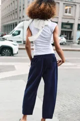 Pantalón de tiro bajo con cintura elástica ajustable mediante cordón, bolsillos delanteros y bolsillos de plastrón en la parte trasera.