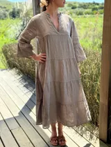 Vestido largo color verde oliva, de lino, con corte amplio, cuello mao, escote en V y mangas largas acampanadas.