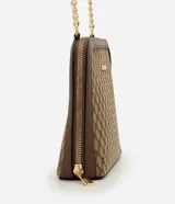 Cartera bandolera Satinato de diseño compacto, confeccionada en lona con estampa geométrica en tonos marrón y beige, con detalles en cuero sintético marrón. Cuenta con cierre perimetral y correa combinada de PU y cadena metálica dorada.