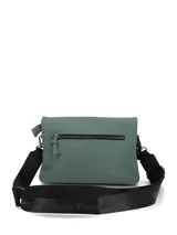 Cartera tipo bandolera de diseño rectangular con solapa frontal, confeccionada en material sintético de color verde. Presenta el logo de la marca estampado en el frente y cuenta con una correa ajustable de cinta negra con detalles metálicos.