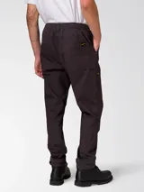 Pantalon utilitario color negro lavado, confeccionado en tejido elástico. Presenta cintura elástica con cordón de ajuste, bolsillos laterales de entrada, bolsillo utilitario en la pierna derecha y bragueta falsa.