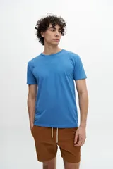 Remera azul de algodón, manga corta y cuello redondo.