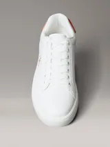 Zapatillas urbanas Calvin Klein de diseño clásico cupsole, color blanco con detalles en salmón, confeccionadas en piel lisa, con suela de TPU flexible y cordones tradicionales.