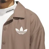 Campera Adidas Coach color marrón con logo blanco en el pecho, cierre con botones a presión, cuello clásico y puños y cintura acanalados con rayas blancas.