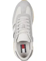 Zapatillas Tommy Jeans de estilo retro runner, color gris claro con detalles en gris oscuro y blanco. Confeccionadas en cuero, gamuza y material sintético. Presentan logo de la marca en el lateral y suela de goma.