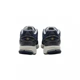 Championes urbanos New Balance modelo 1906R, color azul marino con detalles en gris y blanco. Confeccionados con una combinación de malla técnica y paneles sintéticos, presentan el logo 'N' característico en los laterales y una entresuela con tecnología de amortiguación.