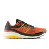 Championes de trail running New Balance DynaSoft Nitrel V5, color naranja con detalles en negro y amarillo.