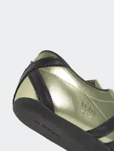 Zapatillas Adidas Tokyo doradas con detalles en negro, de cuero suave y silueta de perfil bajo.