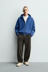 Hoodie con cierre frontal y capucha, color azul, de corte relaxed fit con interior afelpado y efecto lavado.