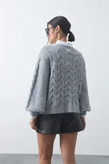 Short tipo skort de cuero sintético color marrón, con diseño envolvente y tiro medio.