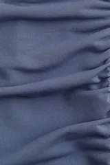 Top ajustado de punto suave, color azul grisáceo, con escote bote, manga japonesa y fruncidos laterales que crean un efecto drapeado frontal.