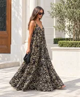 Vestido largo de rayón con estampado floral en tonos azules y rosados, de corte solera con escote en V y tirantes finos.