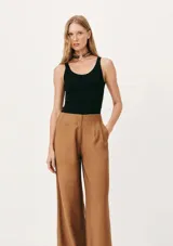 Musculosa ajustada color crema, con cuello redondo y tejido acanalado.