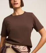 Remera básica de algodón con cuello redondo y mangas cortas, de corte clásico y diseño liso.