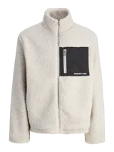 Campera tipo teddy de cuello alto y cierre frontal completo. Presenta un bolsillo frontal en el pecho de material técnico en contraste con cierre vertical y detalle de marca estampada.