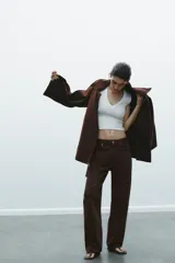 Camiseta negra de corte ajustado (slim fit) con escote en pico profundo y manga sisa.