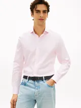 Camisa de manga larga Tommy Hilfiger con cuello clásico y cierre frontal de botones, con patrón de rayas finas en color rosado y blanco.
